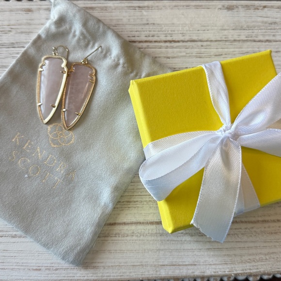 Kendra Scott Skylar Arrowhead Earrings (retired style) Rose Quartz - Picture 4 of 4